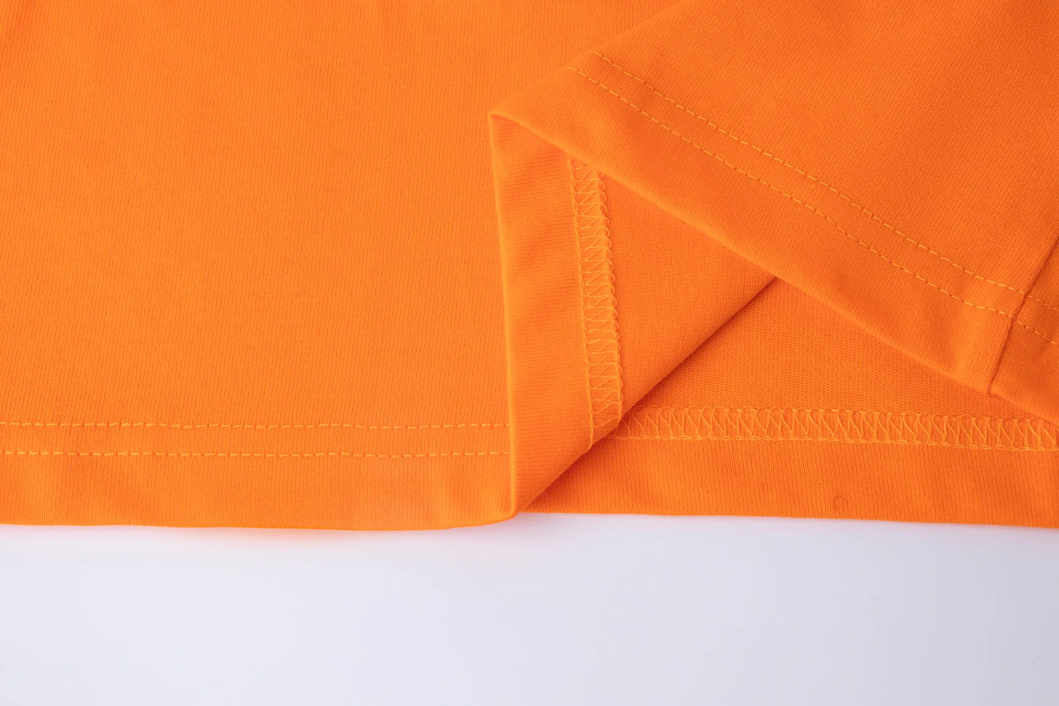 P126 Style number: 512 Ralph Lauren/Ralph Lauren 2025 new summer color matching pure cotton 240g Tajima embroidery V-neck T-shirt. The main logo on the neck has a QR code mark, which can be scanned for verification. The Tajima embroidery machine imported from Japan is used to create the pony mark, which is brightly colored. Distinguish the low-quality products on the market. 32 counts, 240g hydrophilic toner, 100% cotton fabric, comfortable and soft, highly breathable, focusing on high-end cost-effectiveness, needless to say good quality. Available in a variety of colors, both boys and girls can try this genderless style, giving them a yuppie tone in no time. Immerse yourself in your leisurely style, and have your own style in retro. Natural, vivid and very French romantic feelings, perfectly integrating youthful atmosphere and trend. Color: white, orange, navy blue, dark green Size: S-xL S Shoulder width 44 Bust 104 Sleeve length 23 Clothing length 72 M Shoulder width 45 Bust 108 Sleeve length 24 Clothing length 74 L Shoulder width 46 Bust 112 Sleeve length 25 Clothing length 76 xL Shoulder width 47 Bust 116 Sleeve length 26 Clothing length 78